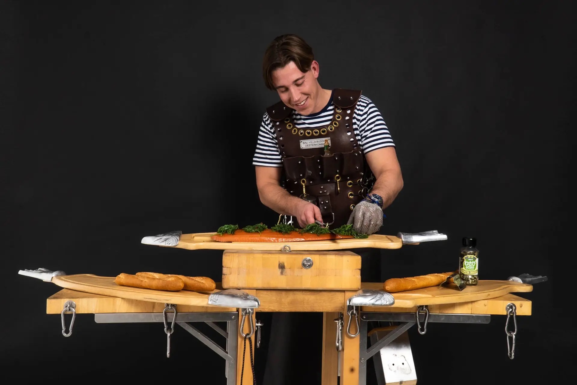 Zalmkoning snijdt live een gerookte zalm.