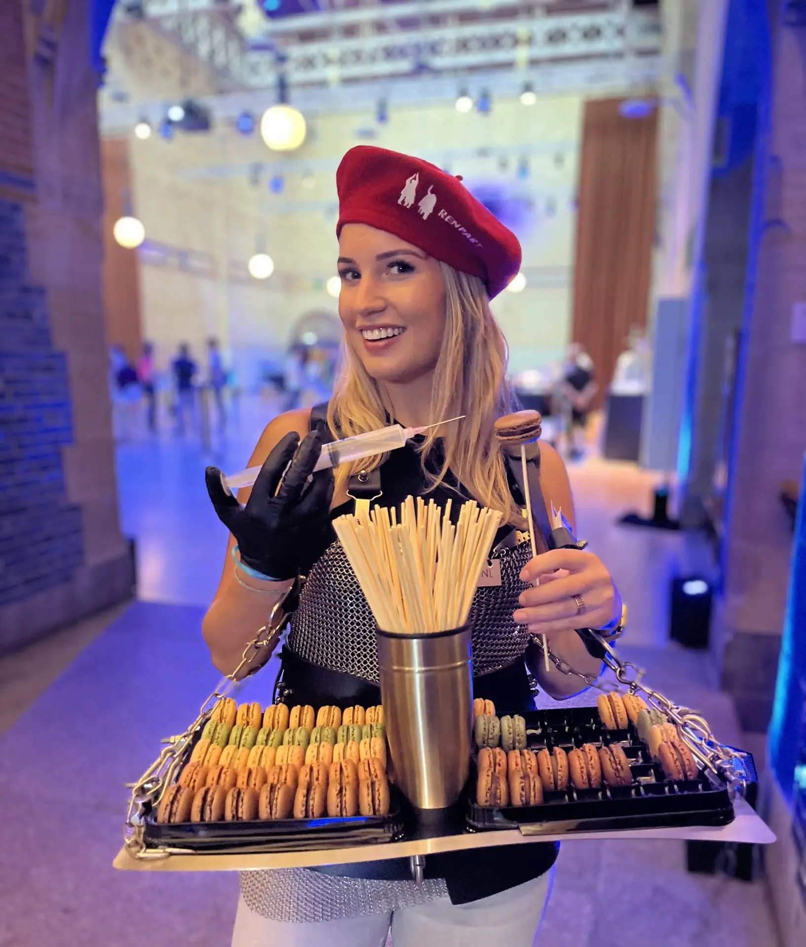Macaron Queen met een dienblad vol kleurrijke macarons.