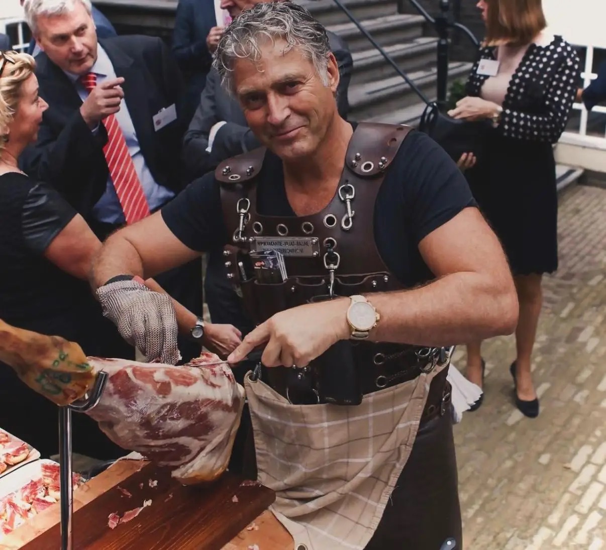 Patanegra Koning snijdt live flinterdunne plakjes Iberische ham.